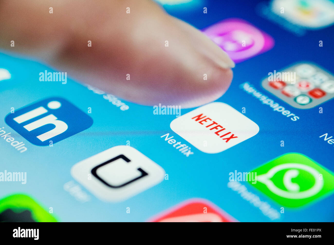 Il logo di Netflix on-demand di filmati e programmi TV streaming service app su iPhone 6 plus smart phone Foto Stock