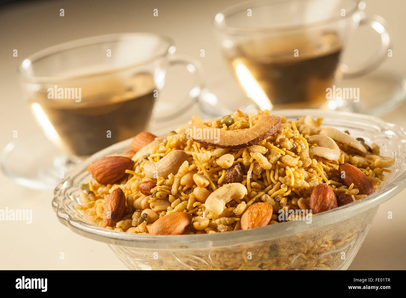 Cibo e bevande, snack indiano, miscela, snack indiano in una ciotola, tè e snack Foto Stock