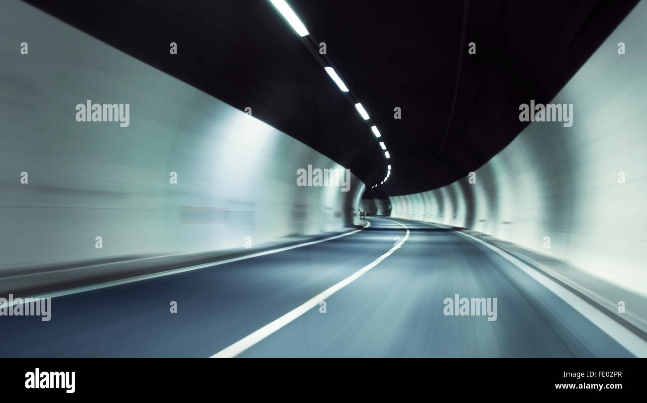 Tunnel sfuocato con scie di luce Foto Stock