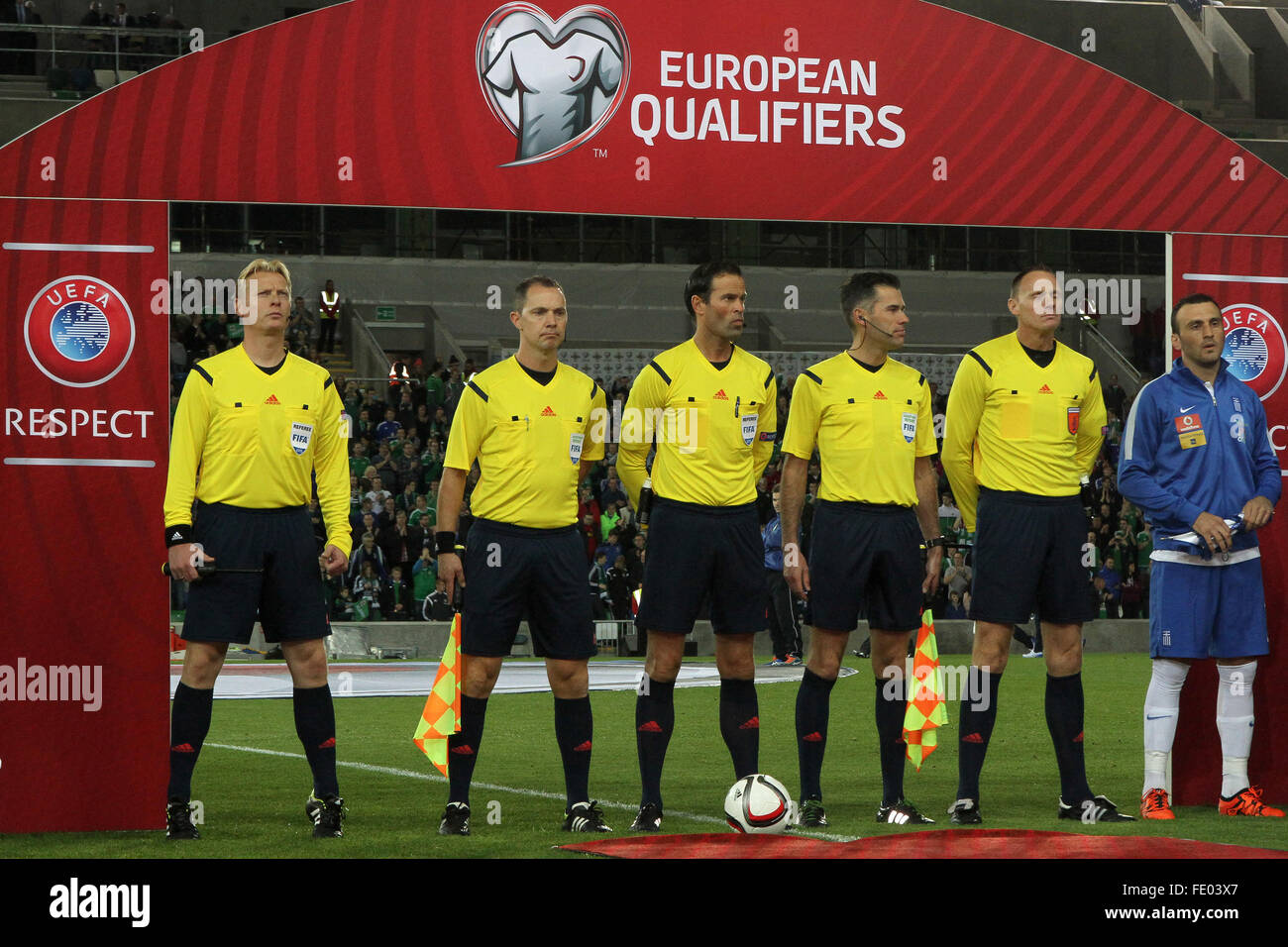 08 ott 2015 - Euro 2016 Qualifier - Gruppo F - Irlanda del Nord 3 Grecia 1. Match funzionari prima di kick-off. L'arbitro (centro) era Bas NIJHUIS da Holland R Foto Stock