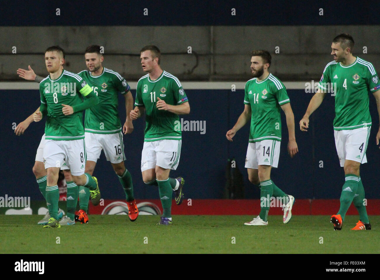 08 ott 2015 - Euro 2016 Qualifier - Gruppo F - Irlanda del Nord 3 Grecia 1. Irlanda del Nord i giocatori sono felici dopo Steven Davis (8) ha segnato il loro obiettivo di apertura. Foto Stock