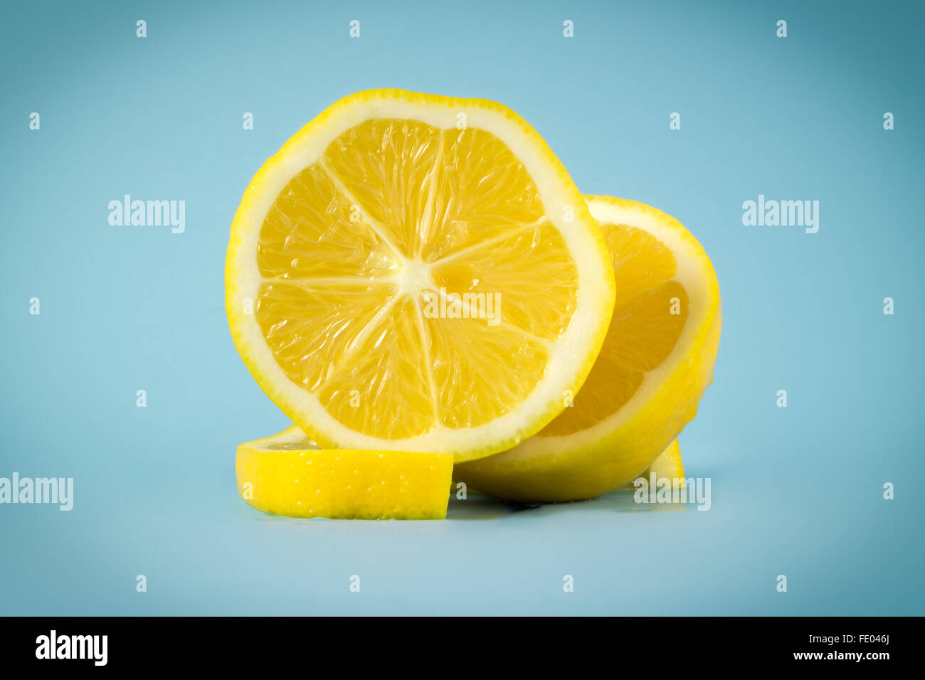 Limone su sfondo blu Foto Stock