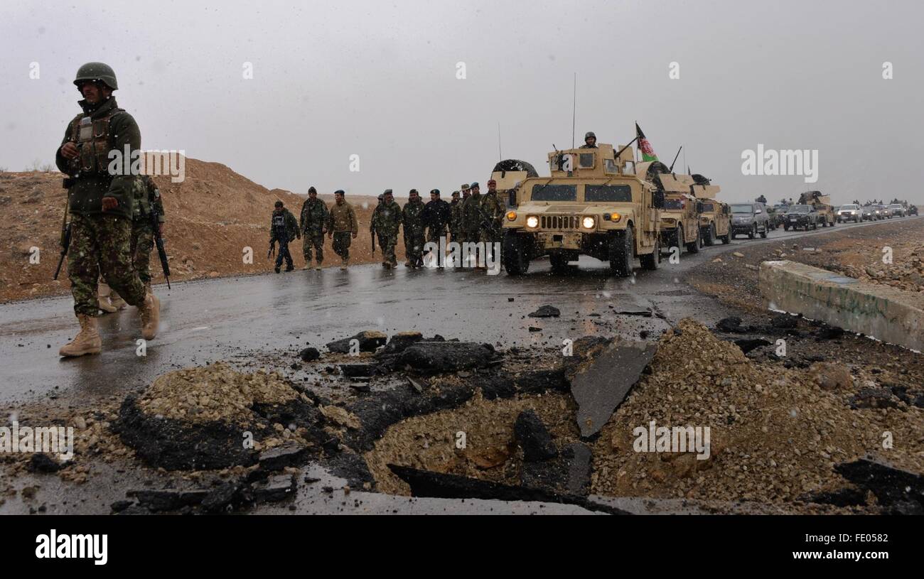 (160203) -- GHAZNI, Febbraio 3, 2016 (Xinhua) -- Afghan membri delle forze di sicurezza prendere parte in una operazione militare nella provincia di Ghazni, Afghanistan, Febbraio 2, 2016. Le forze di sicurezza nazionali afgane (ANSF) hanno ucciso 27 sospetti insorti taliban in tutto il paese nelle ultime 24 ore, il paese del ministero della difesa ha detto mercoledì pomeriggio. (Xinhua/Sayed Mominzadah)(azp) Foto Stock
