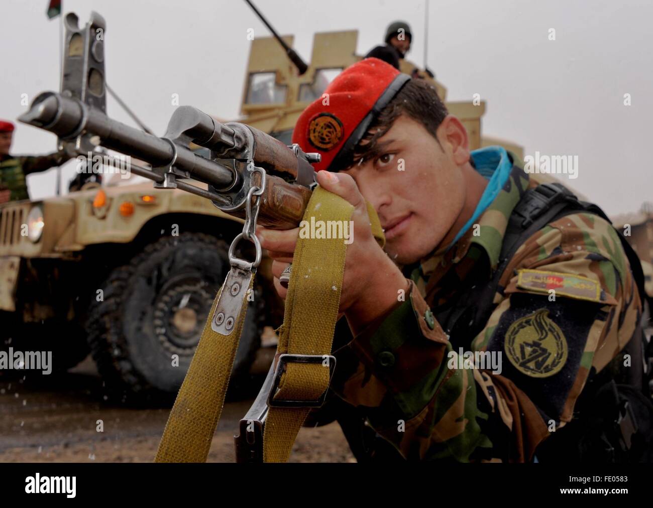 (160203) -- GHAZNI, Febbraio 3, 2016 (Xinhua) -- Un afghano forza di sicurezza stati prende posizione durante una operazione militare nella provincia di Ghazni, Afghanistan, Febbraio 2, 2016. Le forze di sicurezza nazionali afgane (ANSF) hanno ucciso 27 sospetti insorti taliban in tutto il paese nelle ultime 24 ore, il paese del ministero della difesa ha detto mercoledì pomeriggio. (Xinhua/Sayed Mominzadah)(azp) Foto Stock