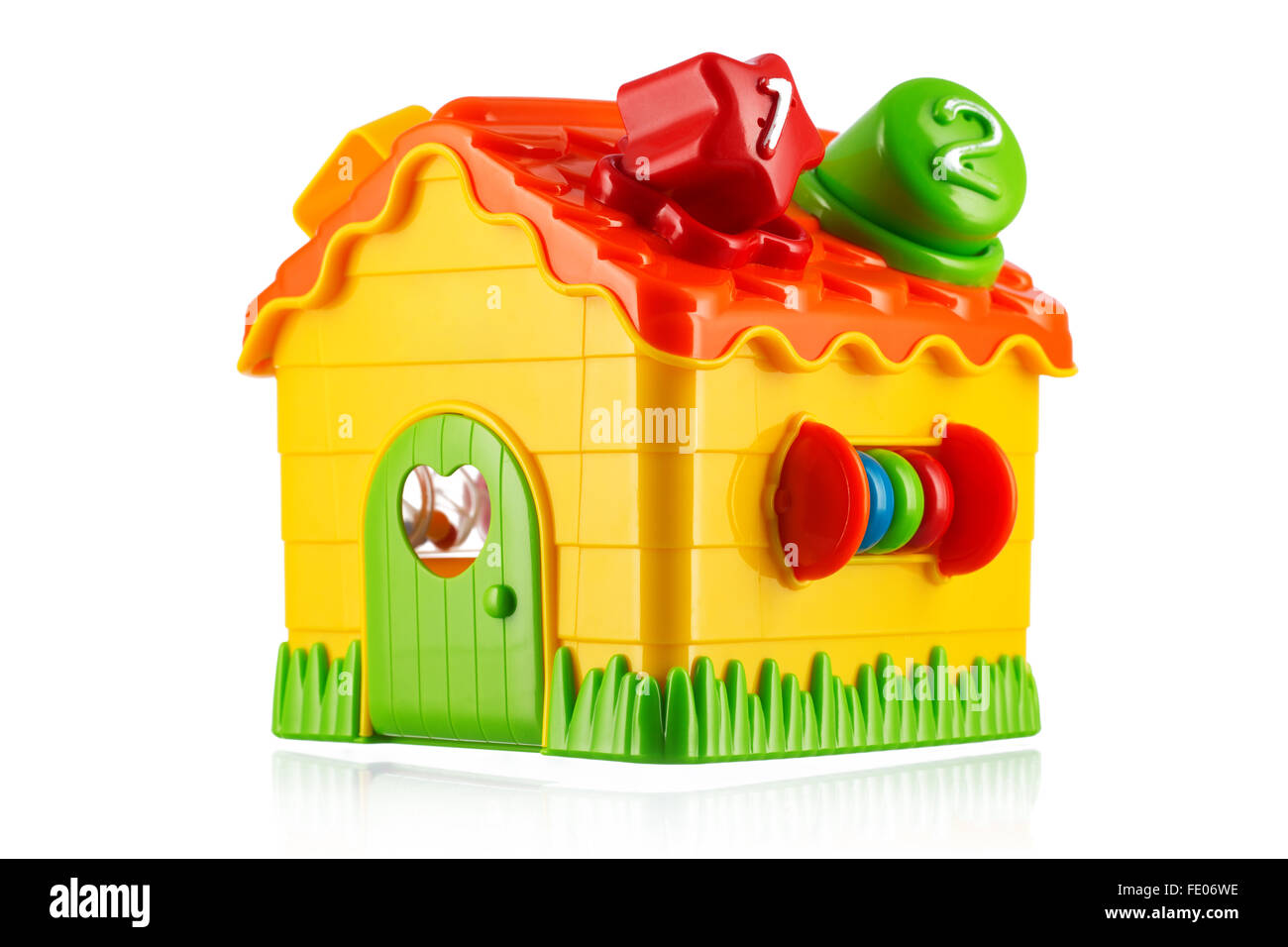 Toy casa isolata su sfondo bianco Foto Stock