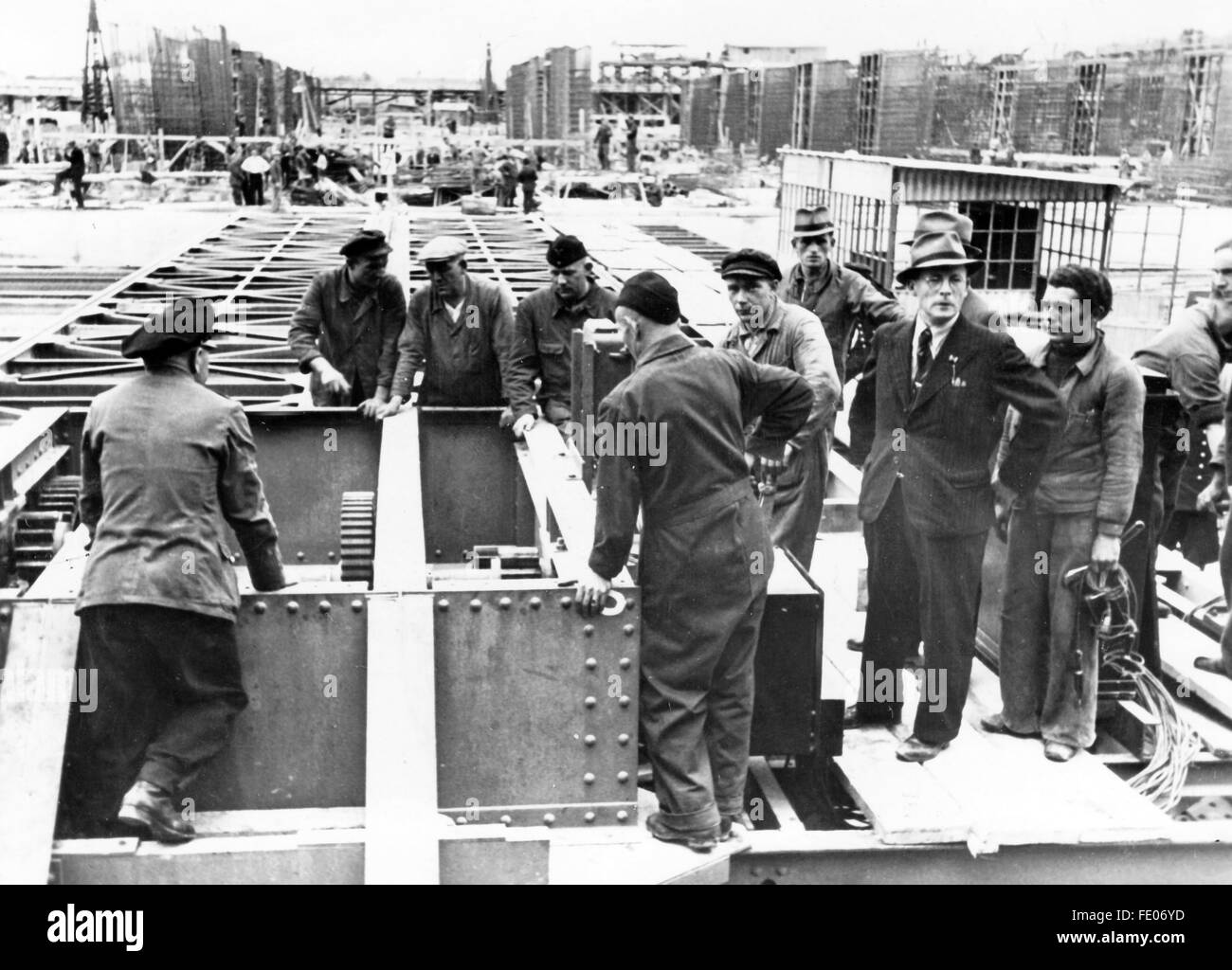 La foto della propaganda nazista mostra i lavori di costruzione di un edificio di fortificazione sul Muro Atlantico. La foto è stata scattata nell'aprile 1943. Fotoarchiv für Zeitgeschichtee - SENZA FILI - Foto Stock