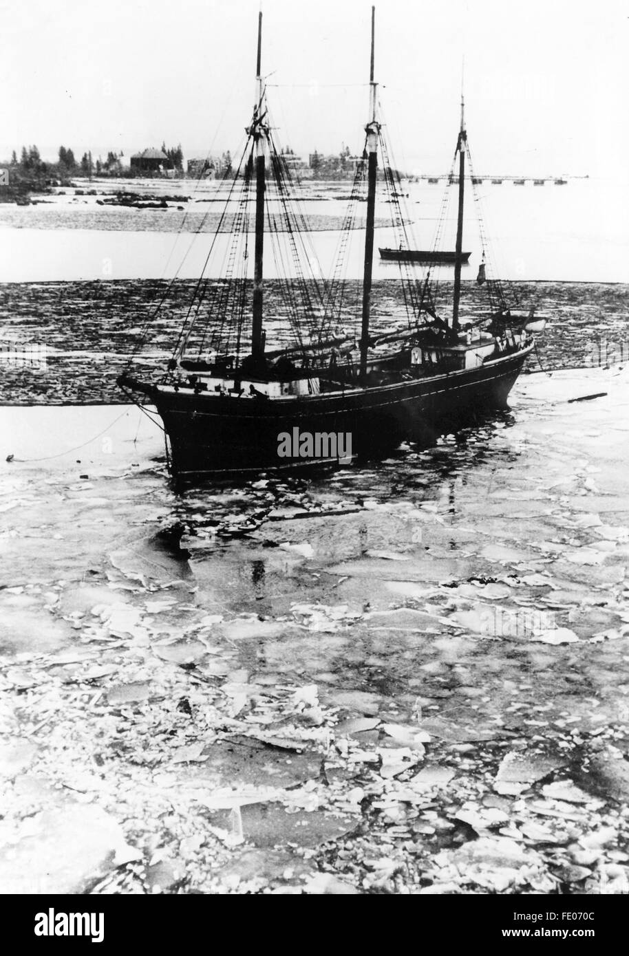 L'immagine della propaganda nazista mostra una nave dell'Organizzazione Todt che arriva a una base militare di lavoratori frontalieri sul fronte del Mar polare (Lapponia). La foto è stata scattata nel novembre 1943. Fotoarchiv für Zeitgeschichtee - SENZA FILI - Foto Stock L'immagine della propaganda nazista mostra una nave dell'Organizzazione Todt che arriva a una base militare di lavoratori frontalieri sul fronte del Mar polare (Lapponia). La foto è stata scattata nel novembre 1943. Fotoarchiv für Zeitgeschichtee - SENZA FILI - Foto Stock