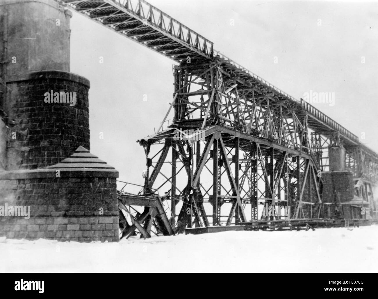 Il quadro della propaganda nazista mostra un ponte riparato dall'Organizzazione Todt sul fronte orientale. La foto è stata scattata nel febbraio 1942. Fotoarchiv für Zeitgeschichtee - SENZA FILI - Foto Stock
