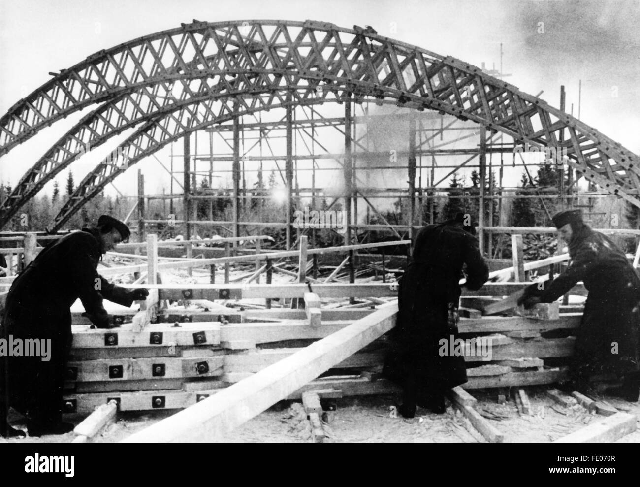 L'immagine della propaganda nazista mostra la costruzione di un hangar attraverso l'Organizzazione Todt sul fronte del mare polare (Lapponia). La foto è stata scattata nel febbraio 1942. Fotoarchiv für Zeitgeschichtee - SENZA FILI - Foto Stock