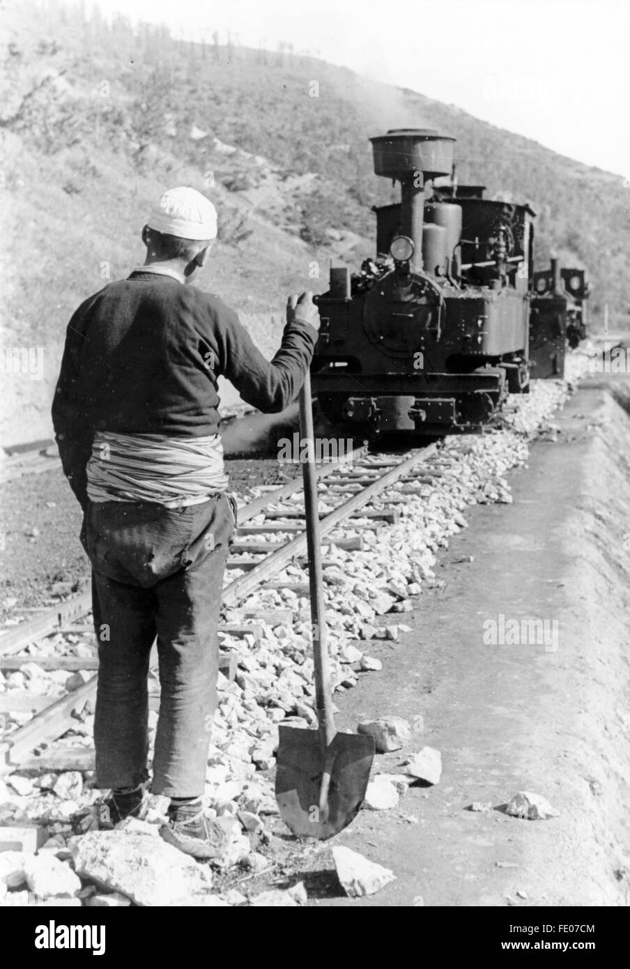 La foto della propaganda nazista mostra un lavoratore forzato su un binario ferroviario, costruito dall'Organizzazione Todt sul fronte dell'Europa sudorientale. La foto è stata scattata nel giugno 1943. Fotoarchiv für Zeitgeschichtee - SENZA FILI - Foto Stock