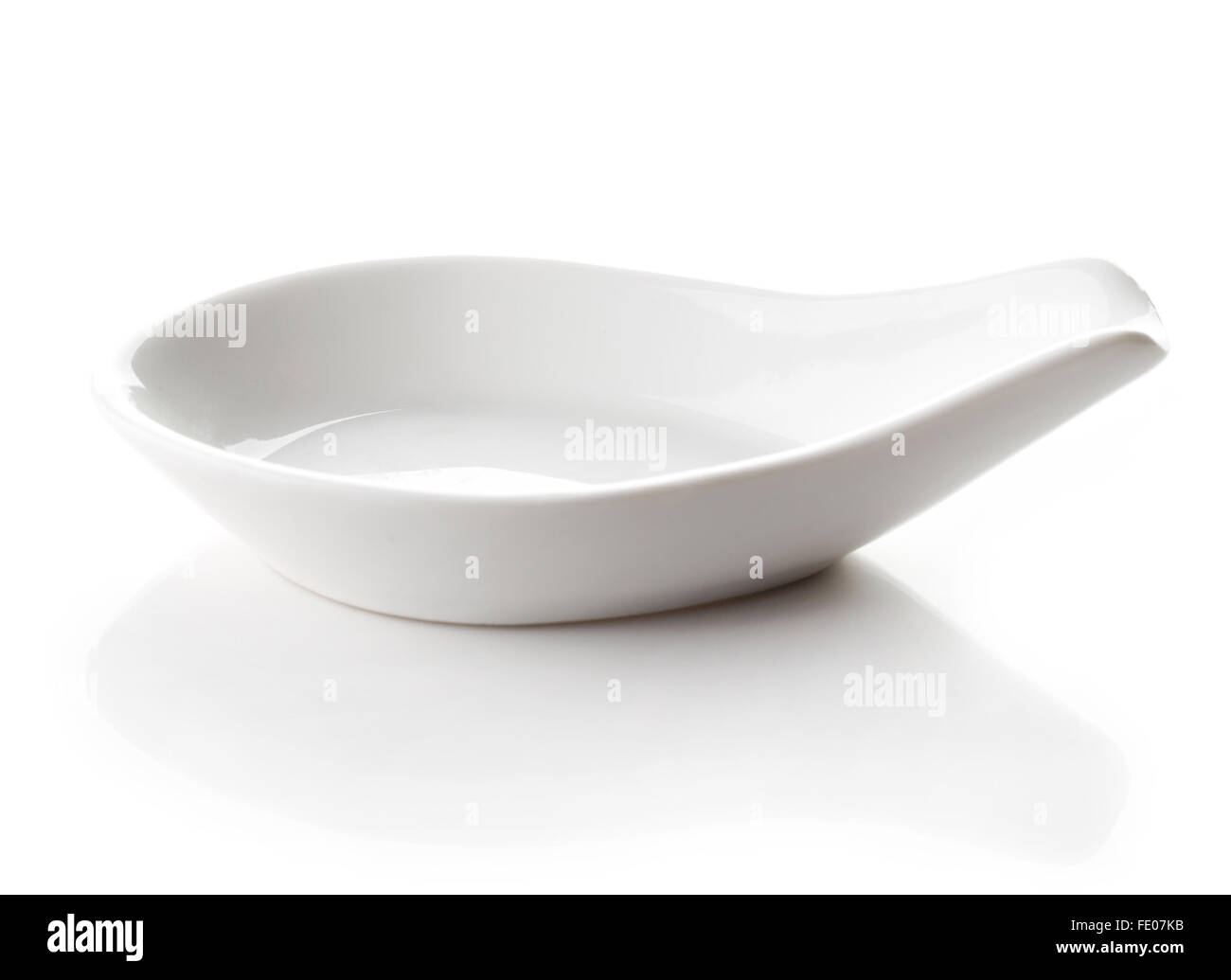 Vuoto bianco cucchiaio di porcellana isolati su sfondo bianco Foto Stock