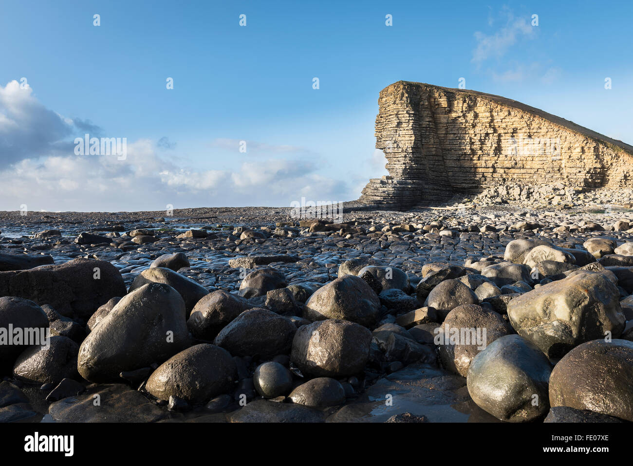 Punto di Nash in inverno con rocce in primo piano Foto Stock