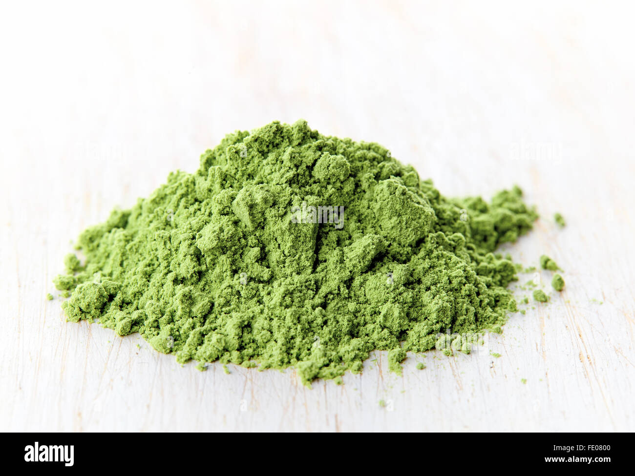 Cumulo di giovani di orzo o di erba di frumento, detox super, sfondo bianco Foto Stock