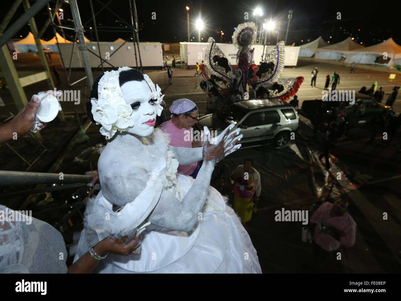 Porto di Spagna, Trinidad. 2 febbraio 2016. Jha-Whan Thomas prepara per eseguire in un costume da Pietro di Minshall intitolato " La morte del cigno - Ras Nijinsky nel trascinare come Pavlova' durante la regina e il re del Carnevale Grand Finals presso la Queen's Park Savannah come parte di Trinidad e Tobago Carnevale a Febbraio 2, 2016 a Porto Spagna, Trinidad. Credito: SEAN I draghetti/Alamy Live News Foto Stock