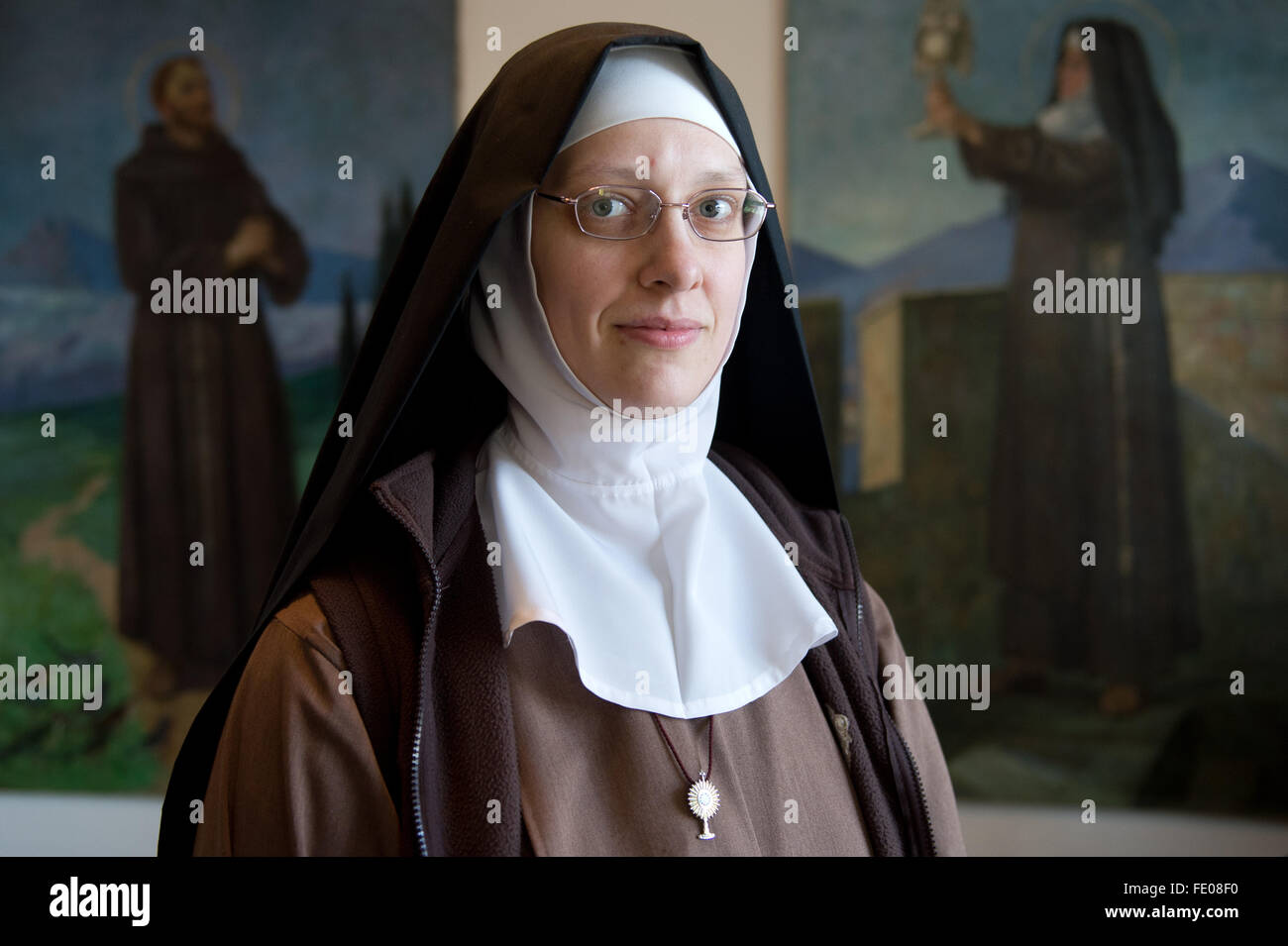 Bautzen, Germania. Il 22 gennaio, 2016. Suor Michela raffigurato all'Klarissenkloster convento di Santa Clara a Bautzen, Germania, 22 gennaio 2016. Katrin Damm è cresciuto in un non-casa religiosa ma ha scelto di essere battezzato nel 2006, dopo la ricerca di Dio. Infine ha iscritto all'ordine del Klarissen (Clarisse) come sorella Michaela in 2009. Clarisse seguire il modo di vita di Chiara di Assisi, un contemporaneo e seguace di San Francesco d Assisi. Foto: ARNO BURGI/dpa/Alamy Live News Foto Stock