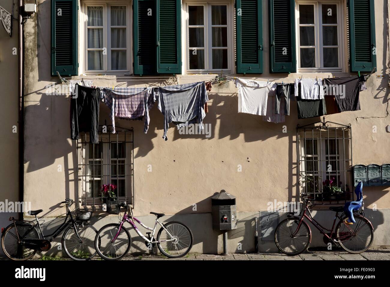 Il lavaggio si blocca al di fuori di una finestra su alcune biciclette in strada. Foto Stock