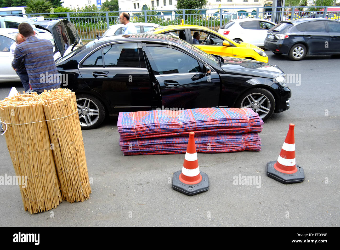 'Istanbul Turchia - Luglio 18,2014: persone ricche automobile parcheggiata di fronte ad un basso costo negozio di tappeti ad Istanbul in Turchia" Foto Stock