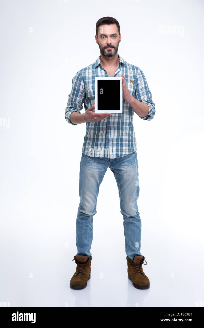 A piena lunghezza Ritratto di un uomo informale che mostra compressa vuota dello schermo del computer isolati su sfondo bianco Foto Stock