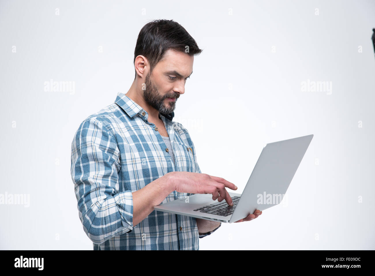 Uomo informale utilizzando computer portatile isolato su sfondo bianco Foto Stock