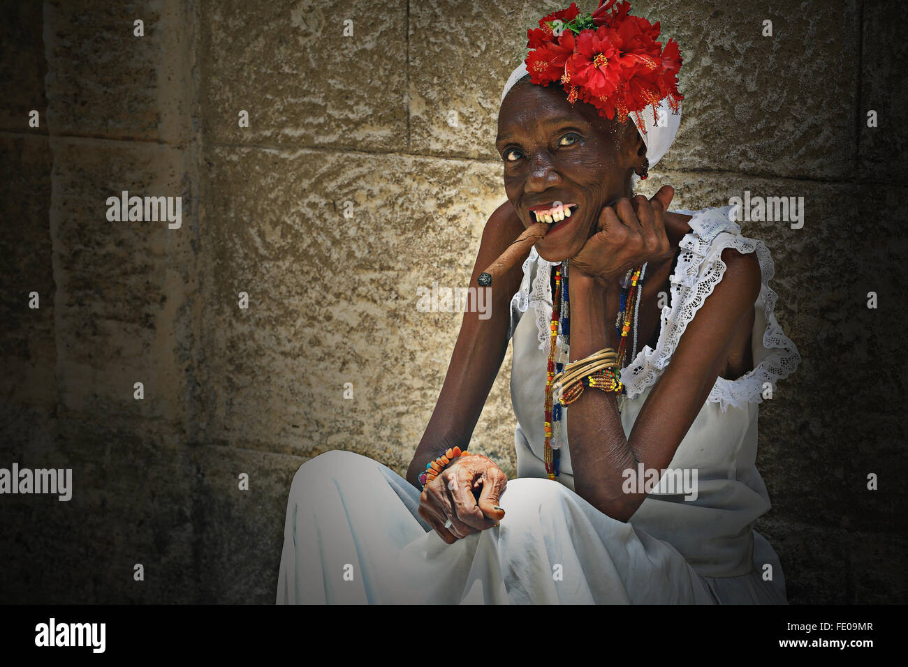Ritratto di vecchio cubano donna africana di fumare un sigaro in strada a l'Avana, Cuba Foto Stock