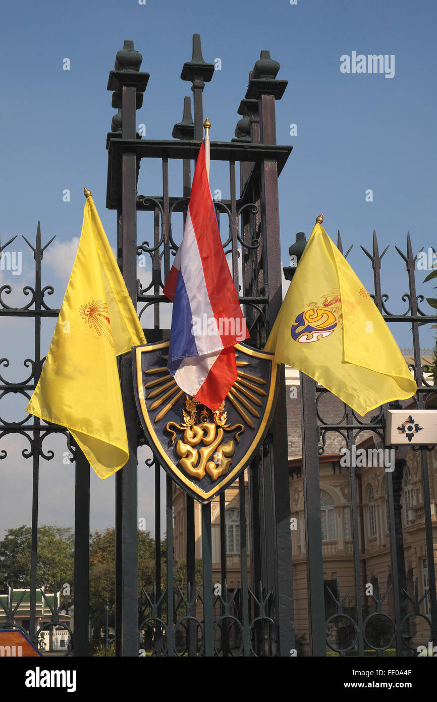 Thai Royal stemma, royal flags (giallo) e il flag di stato (rosso, bianco e blu), il Grand Palace, bangkok, Thailandia, in Asia. Foto Stock