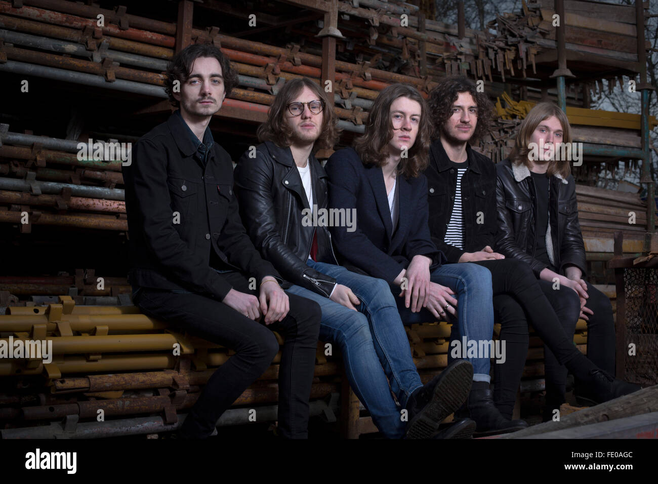 Banda di Stockport Blossoms, raffigurato in un scaffolders' cantiere in città. La chitarra pop band venuti quarto sulla BBC suono di 2016 elenco, che mette in evidenza i più caldi nuovi atti per il nuovo anno. I cinque membri, che erano tutti nati nello stesso ospedale di Stockport, formata nel 2013 e hanno affinato il loro suono da esercitarsi nel loro bassista il nonno di cantiere Ponteggi prendono il loro nome da un pub locale. Foto Stock