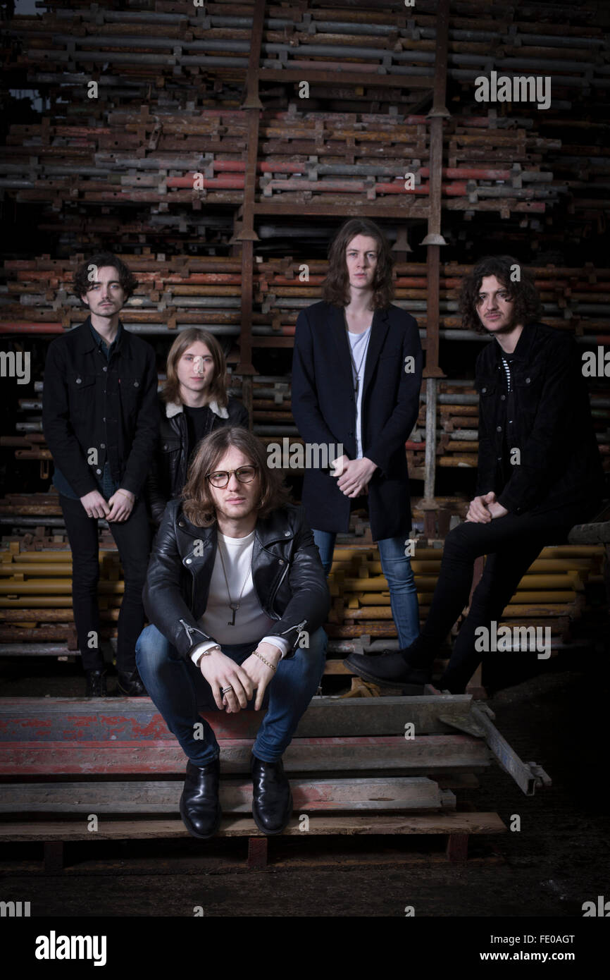 Banda di Stockport Blossoms, raffigurato in un scaffolders' cantiere in città. La chitarra pop band venuti quarto sulla BBC suono di 2016 elenco, che mette in evidenza i più caldi nuovi atti per il nuovo anno. I cinque membri, che erano tutti nati nello stesso ospedale di Stockport, formata nel 2013 e hanno affinato il loro suono da esercitarsi nel loro bassista il nonno di cantiere Ponteggi prendono il loro nome da un pub locale. Foto Stock