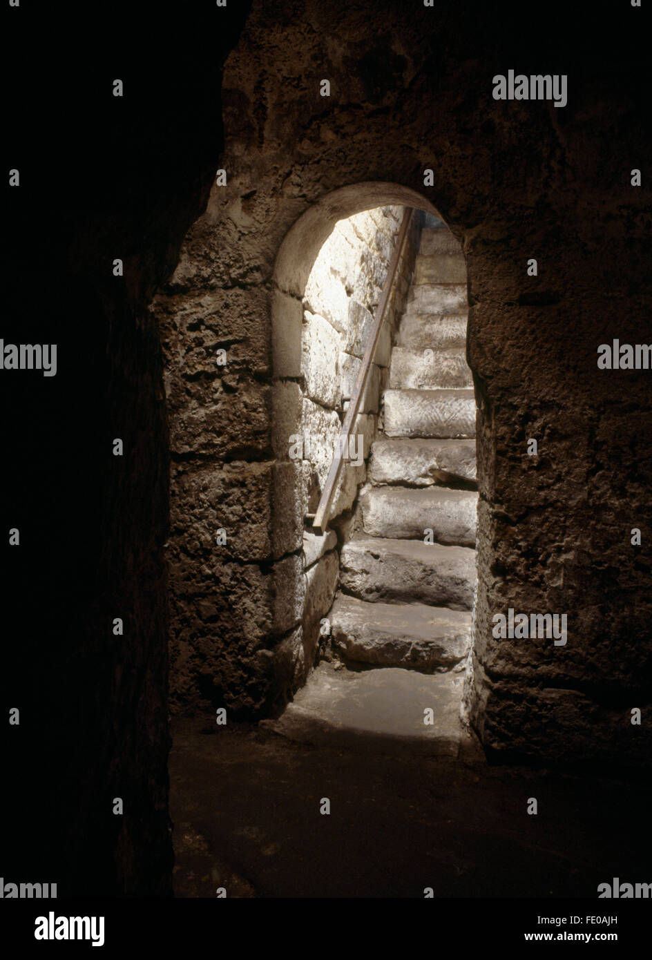 Scale in pietra di collegamento di coro di Hexham abbazia medievale chiesa di reliquia cripta di San Wilfrid anglosassone del monastero costruito c 674 utilizzando muratura romana. Foto Stock