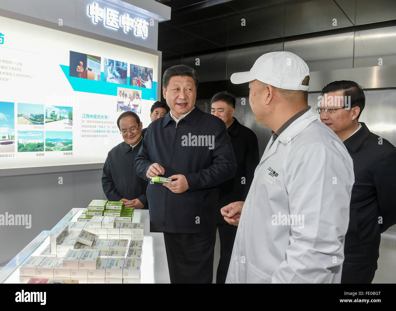 Nanchang, cinese della provincia di Jiangxi. 3 febbraio, 2016. Il presidente cinese Xi Jinping, anche segretario generale del Partito Comunista della Cina (CPC) Comitato Centrale e Presidente della Commissione militare centrale, visite farmaceutica a base del gruppo Jiangzhong di Nanchang, a est della capitale cinese della provincia di Jiangxi, Febbraio 3, 2016. Xi estese holiday saluti a tutti i cittadini cinesi e il personale militare durante una tre giorni di tour in Jiangxi dal febbraio 1 a 3. © Xie Huanchi/Xinhua/Alamy Live News Foto Stock