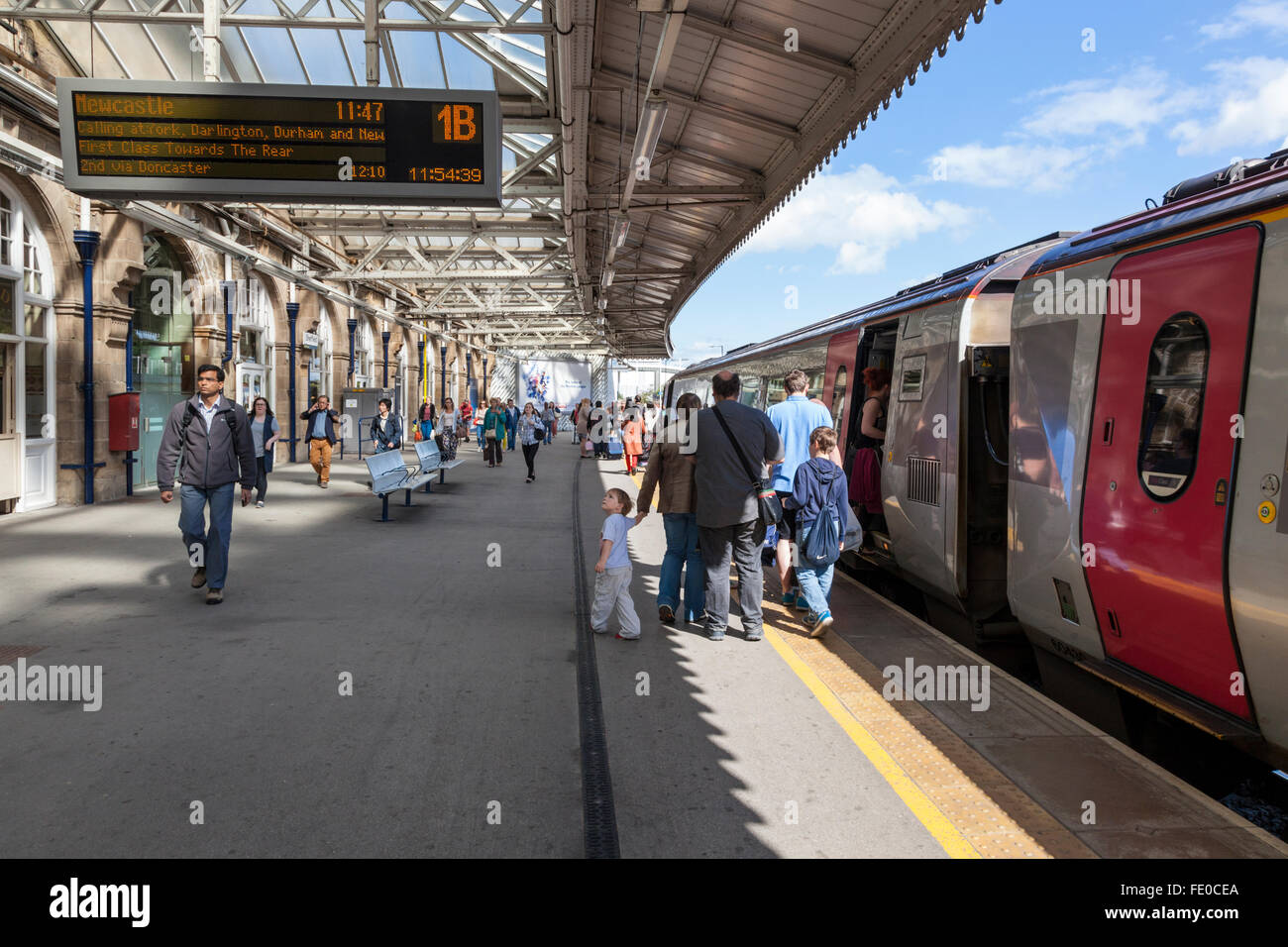 Persone su una piattaforma della stazione e ai passeggeri di salire a bordo di un treno, Sheffield stazione ferroviaria, Sheffield South Yorkshire, Inghilterra, Regno Unito Foto Stock