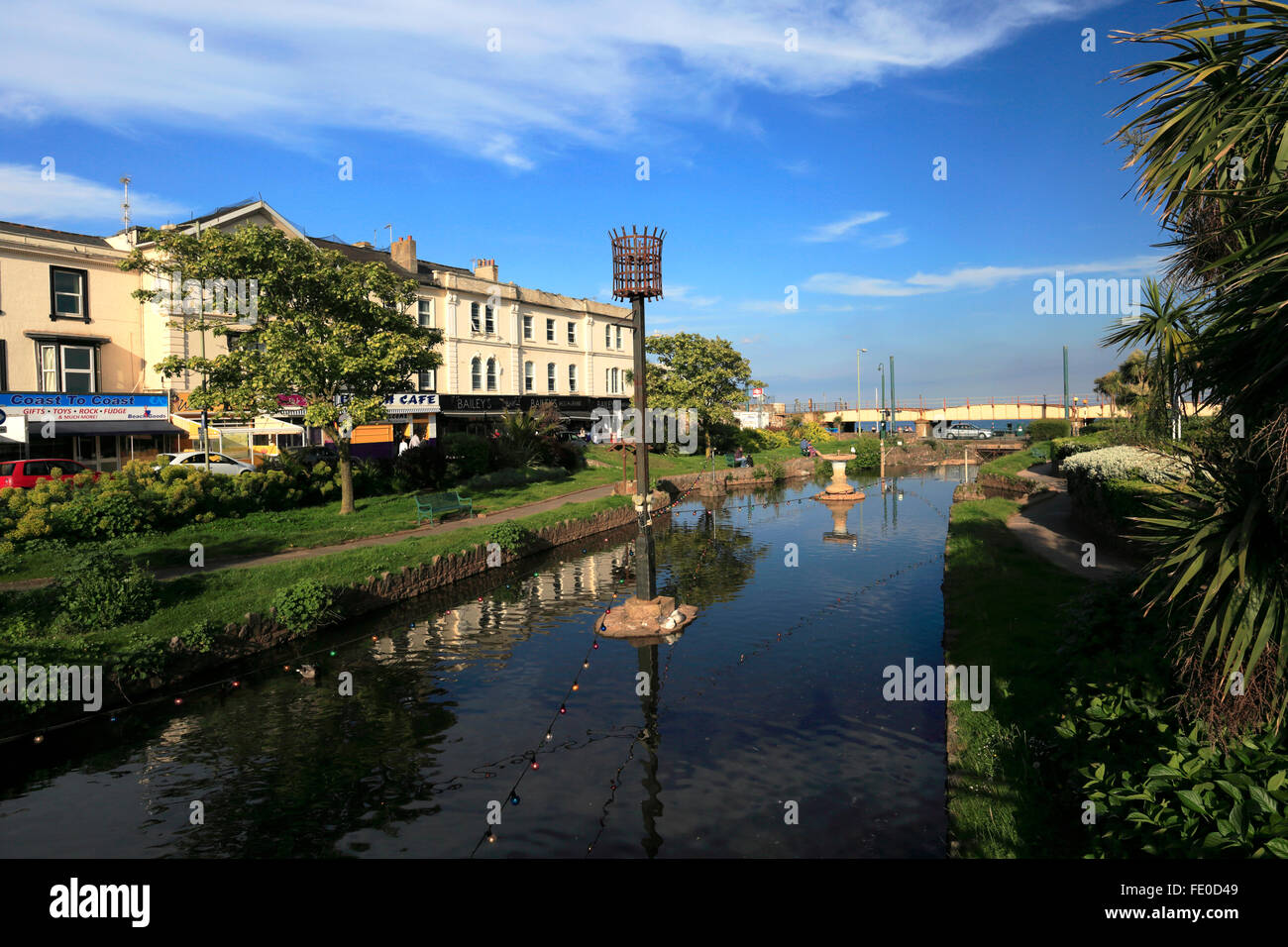 I prati erbosi e acqua a Dawlish, Dawlish città, quartiere Teinbridge, della contea di Devon, Inghilterra, Regno Unito. Foto Stock