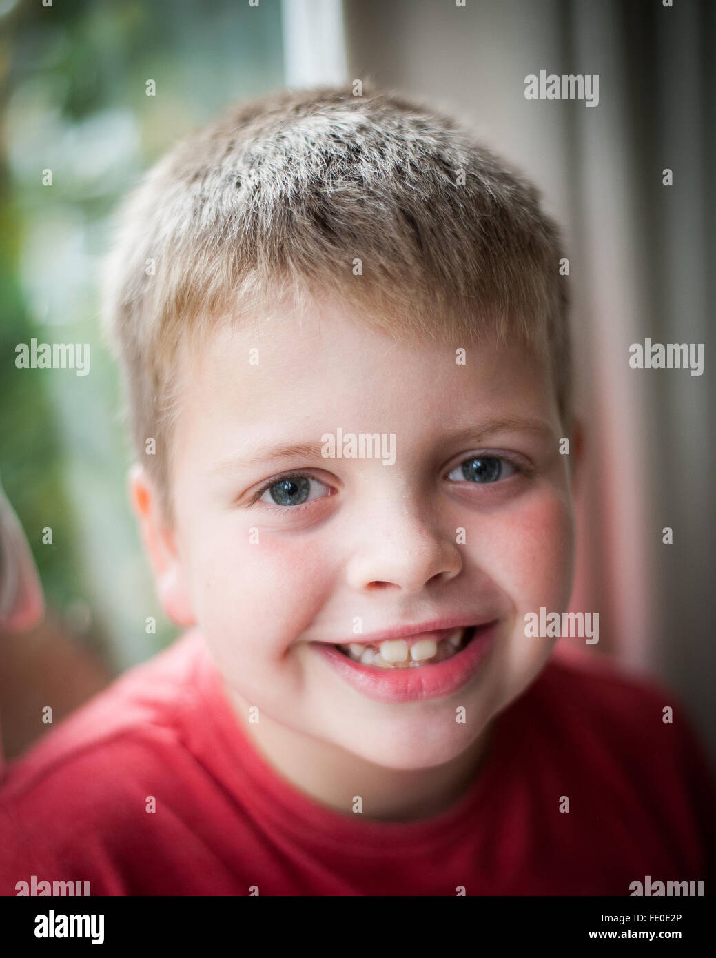 ritratto di biondo ragazzo di 9 anni sorridente Foto Stock