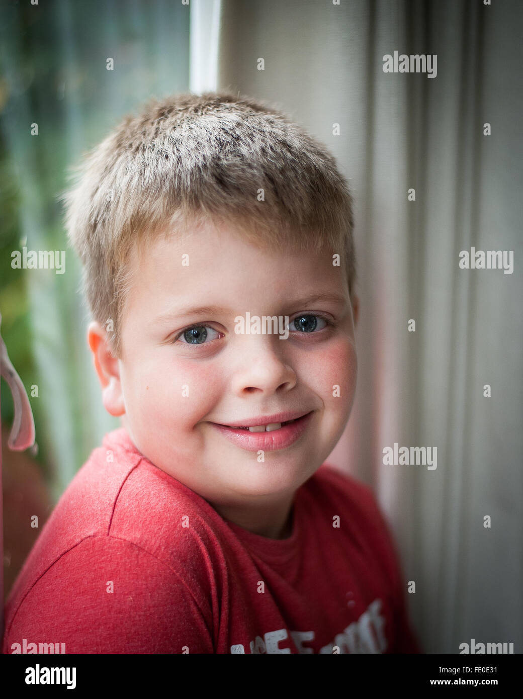 ritratto di biondo ragazzo di 9 anni sorridente Foto Stock
