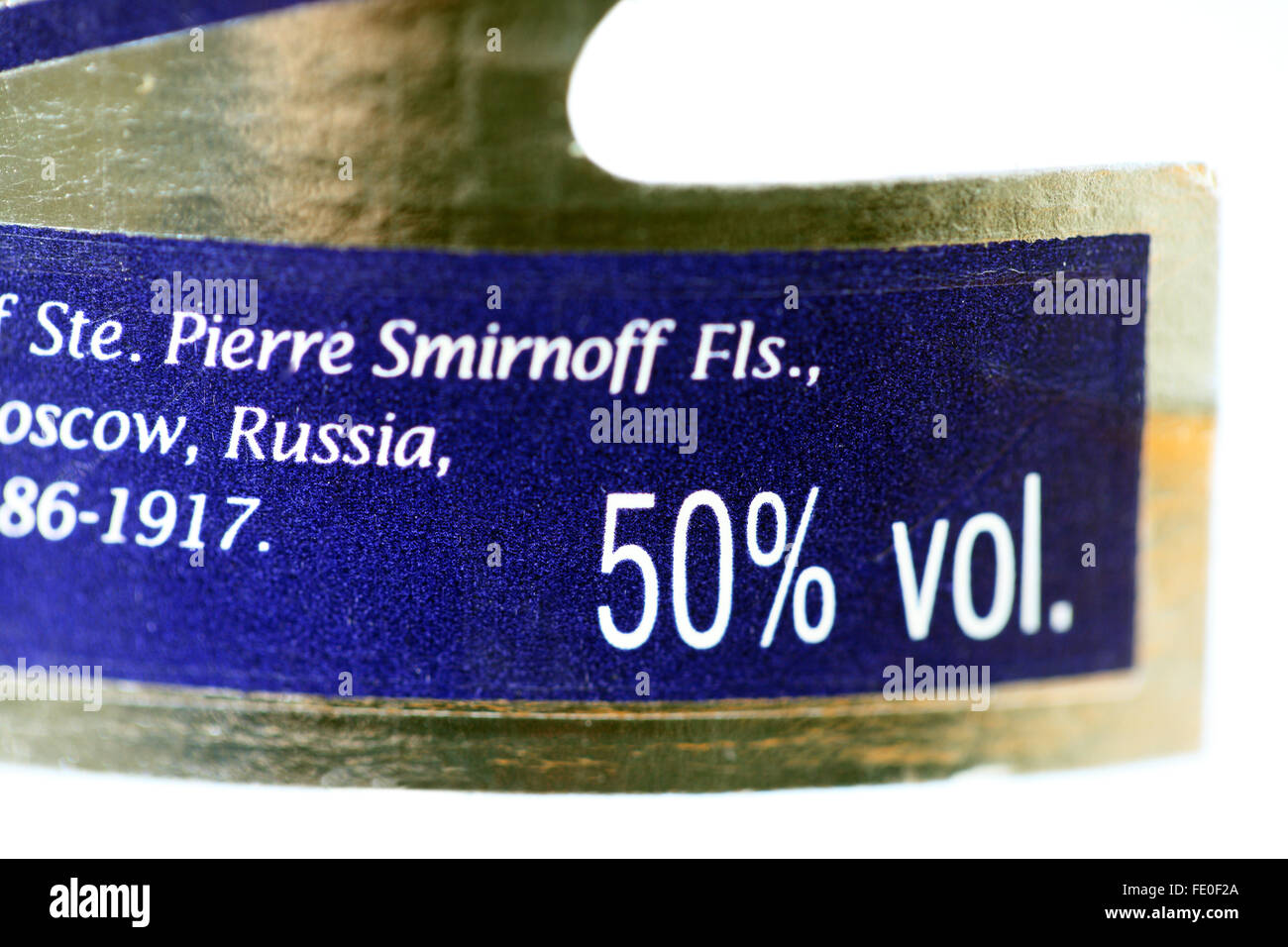 Etichetta della bottiglia di etichetta blu Smirnoff Vokda mostra 50% volume. Foto Stock