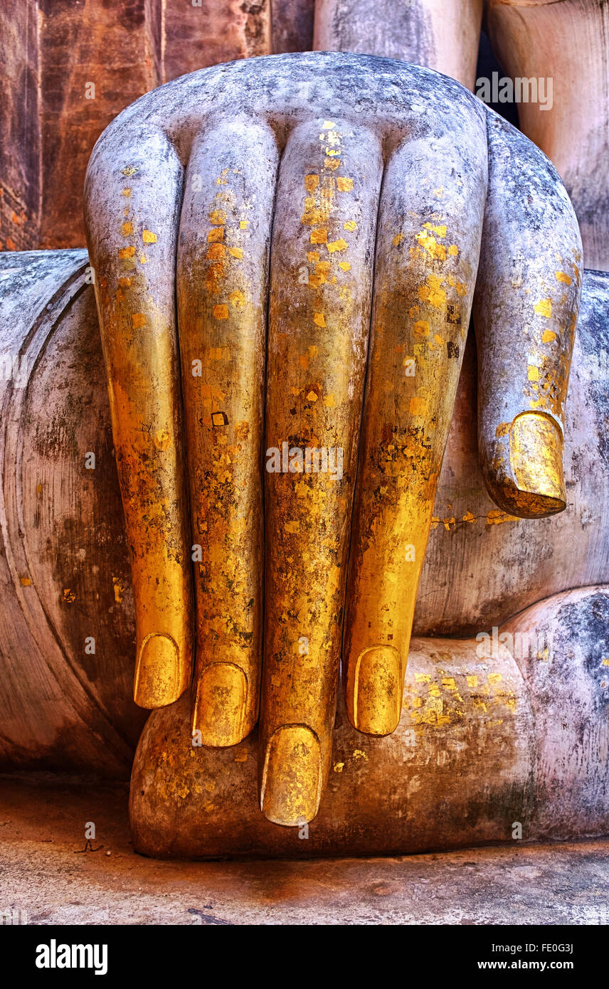 Dettaglio della mano di Phra Acana in Wat Si Chum, Sukhothai, Thailandia Foto Stock