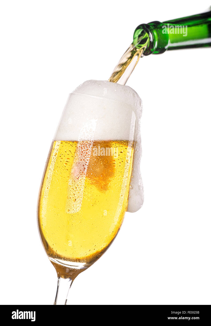 Birra che viene versata da una bottiglia in un bicchiere. Foto Stock