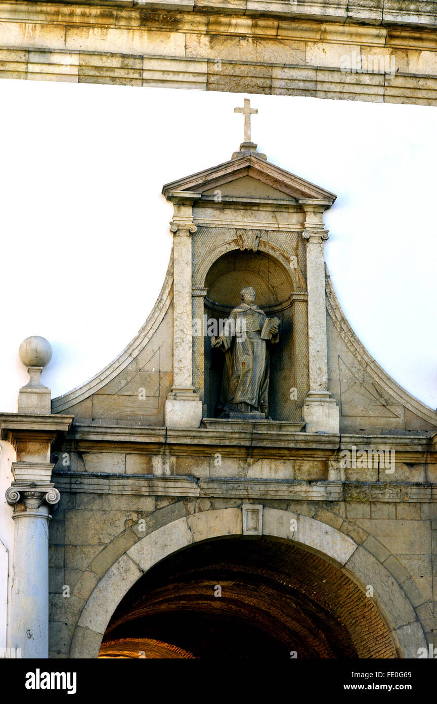 Arco d'ingresso attraverso la parete circostante in Faro old town Foto Stock