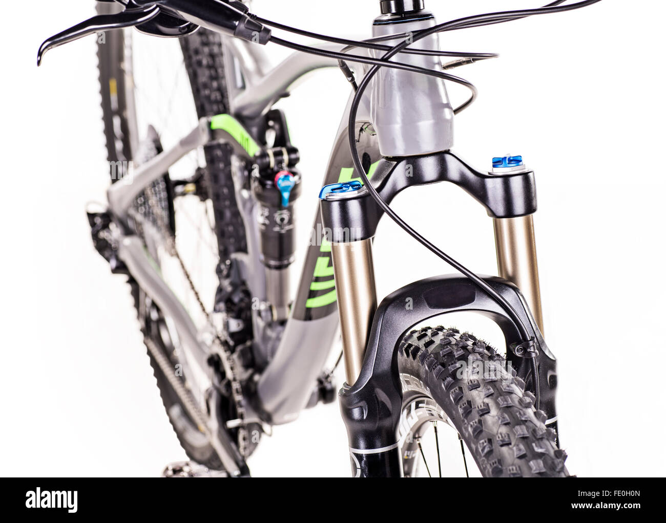 Moderno mountain bike isolato nella parte anteriore del bianco. Foto Stock