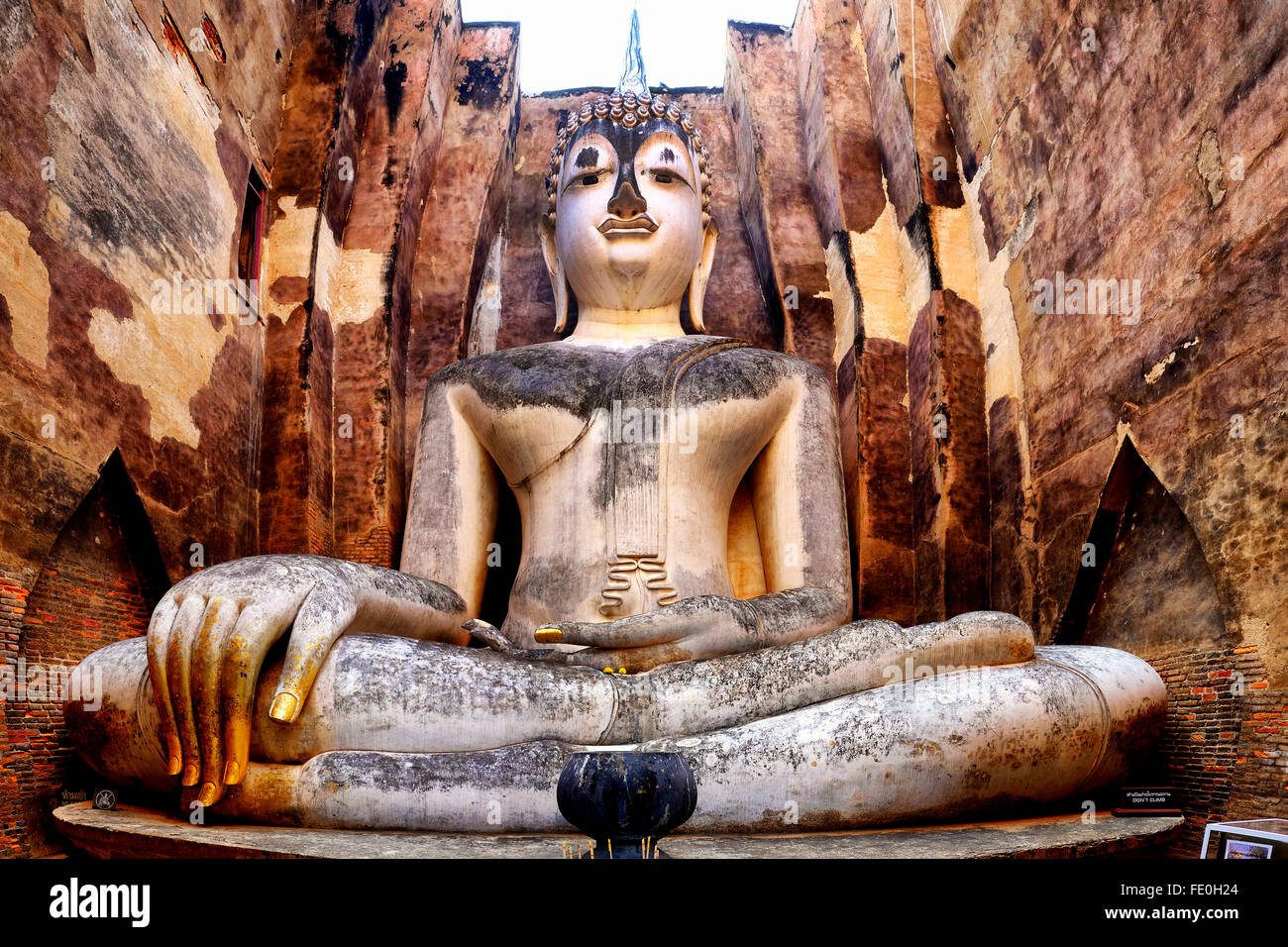 Grande Buddha seduto in Wat Si Chum, Sukhothai, Thailandia Foto Stock