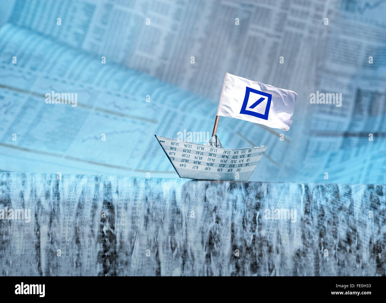Barca di carta con bandiera, su cui la Deutsche Bank il logo è visualizzato, precedendo di tabelle e grafici con dati economici e news. Foto Stock