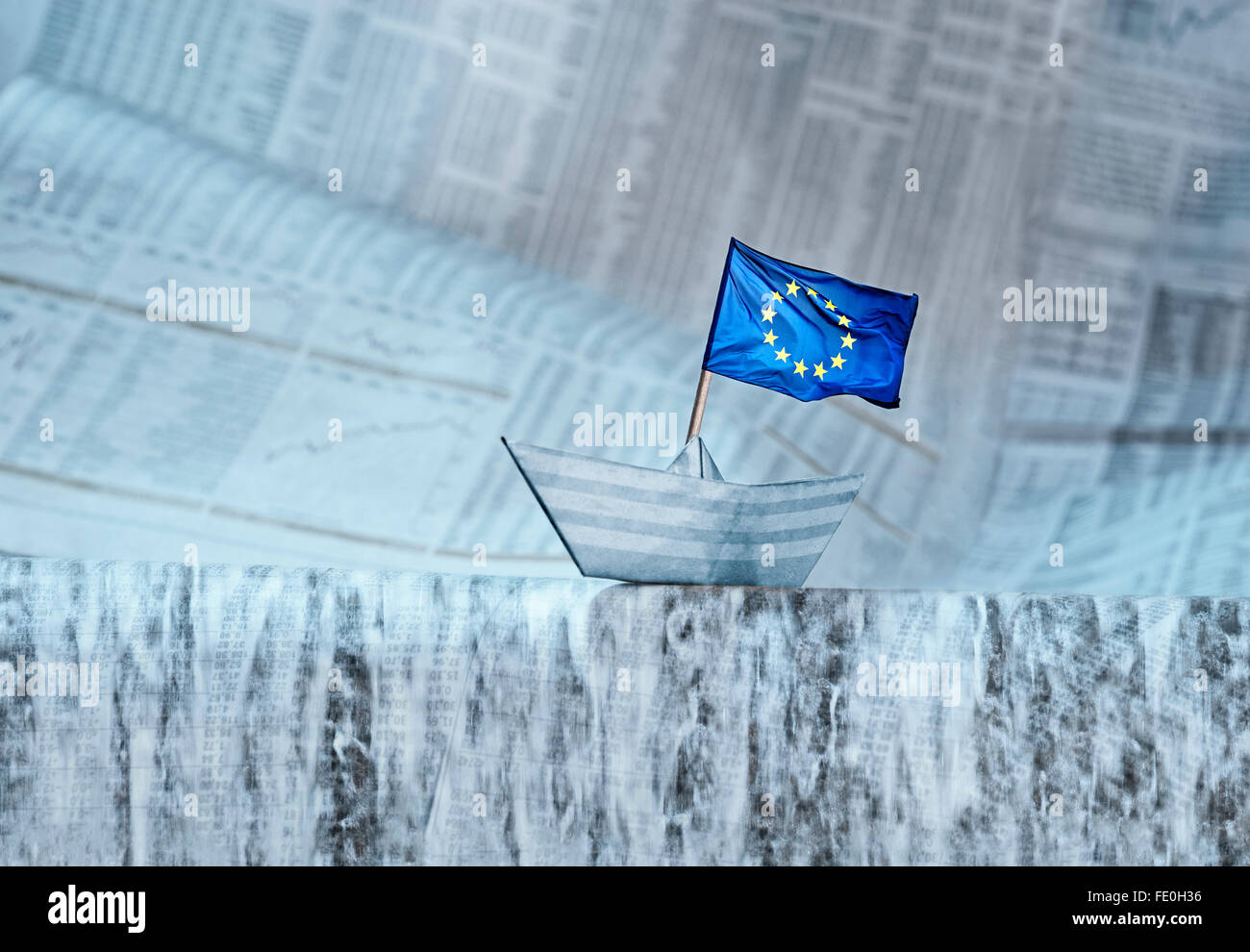 Nave di carta con la bandiera europea in anticipo delle tabelle e dei grafici con dati economici e news. Foto Stock
