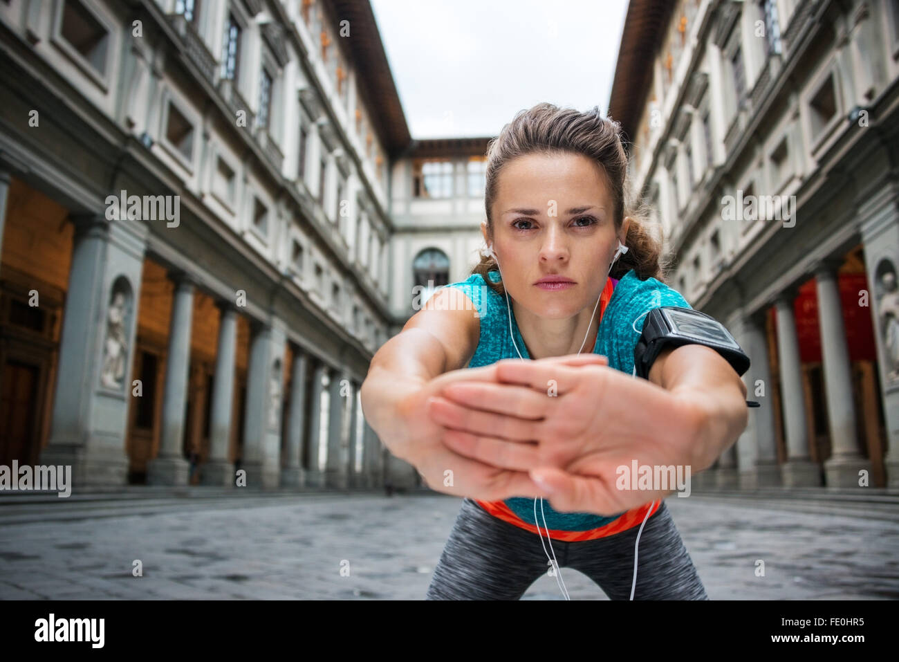 Ora è il momento di investire nel vostro corpo e non importa sei in città o in viaggio. Sportive con cuffia è stretching nex Foto Stock