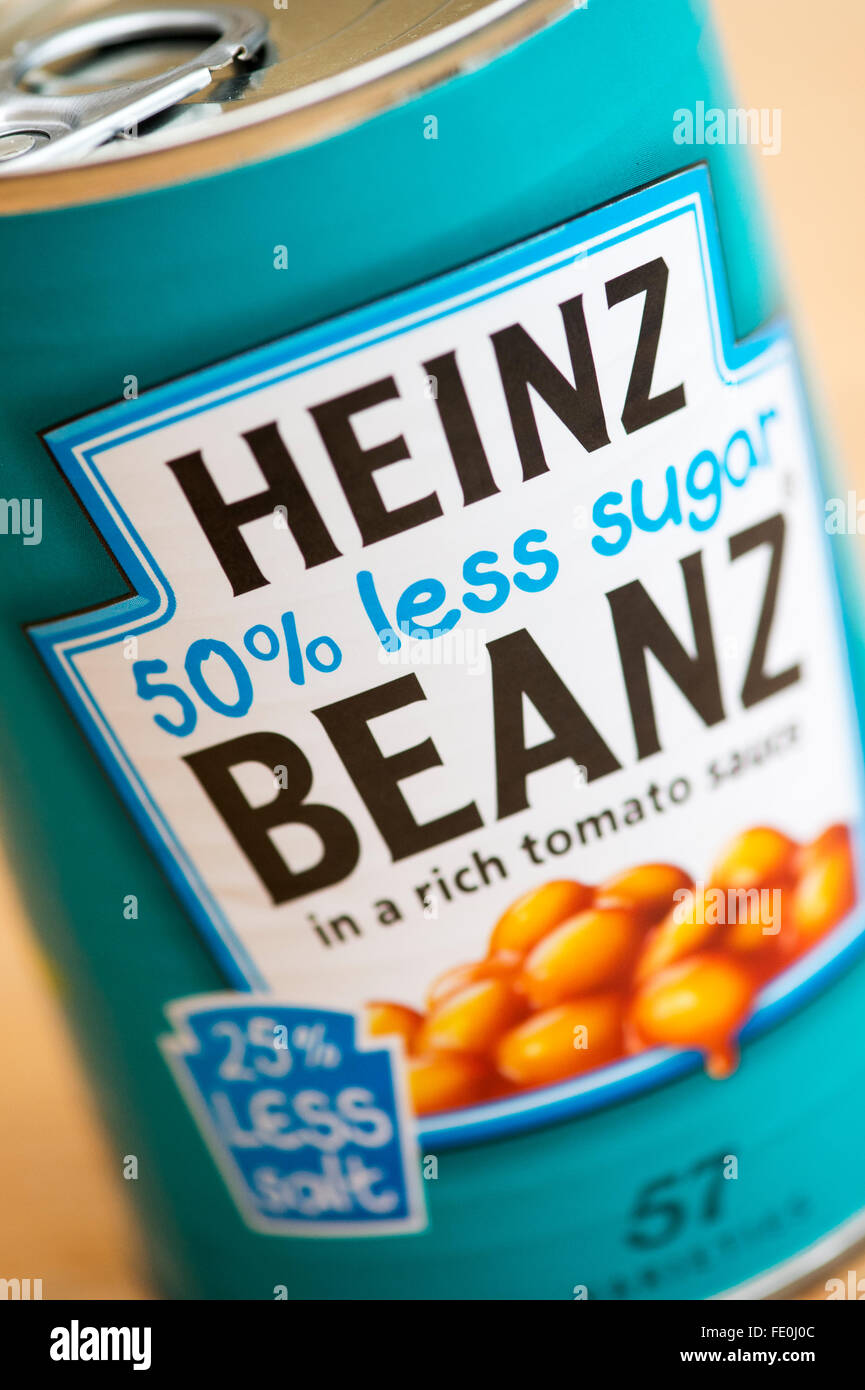 50% meno zucchero etichetta su una lattina di Heinz fagioli al forno Foto Stock