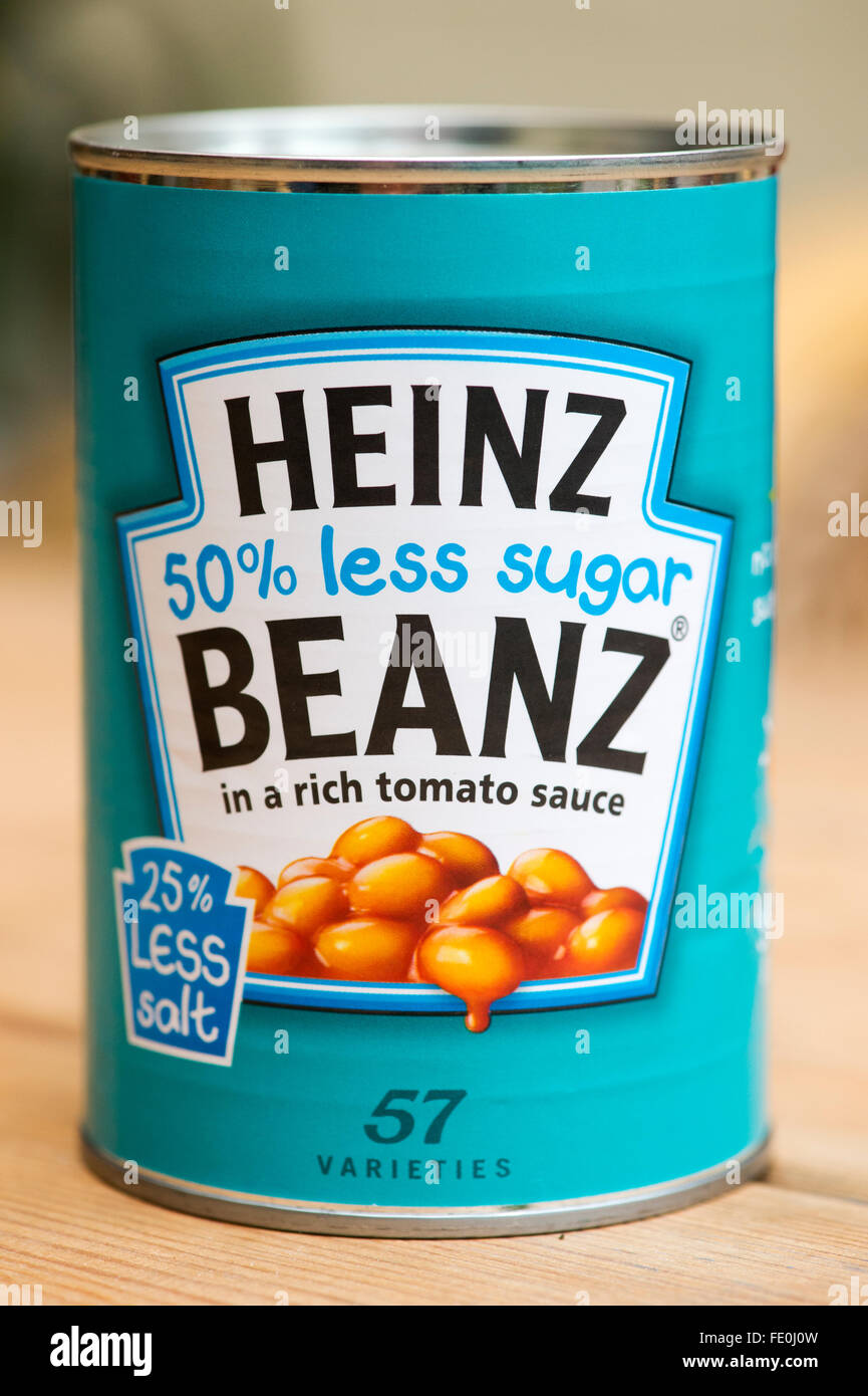 50% meno zucchero etichetta su una lattina di Heinz fagioli al forno Foto Stock