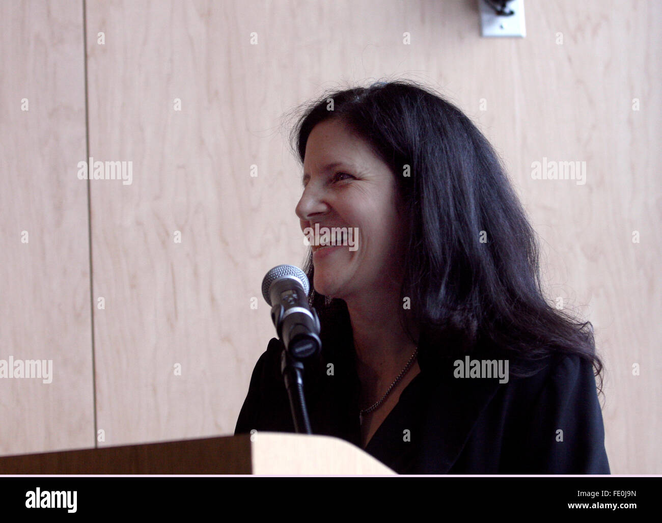 New York City, NY, STATI UNITI D'AMERICA. 3 febbraio, 2016. Laura Poitras parla ai membri della pressa durante una anteprima della sua prima mostra personale, Astro rumore, al Whitney Museum of American Art di New York City il 3 febbraio 2016. Poitras, un regista, artista e giornalista più noto per aiutare a spezzare la Edward Snowden storia programma Drone, Guantanamo prigione, l occupazione e la tortura. Credito: Adam Stoltman/Alamy Live News Foto Stock