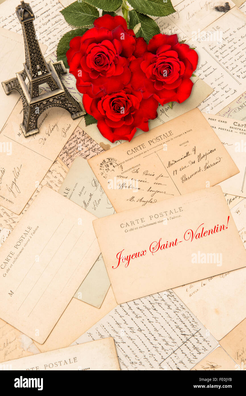 Le rose, vintage di cartoline e souvenir Torre Eiffel di Parigi. Testo di esempio felice di St. Valentin in francese Foto Stock