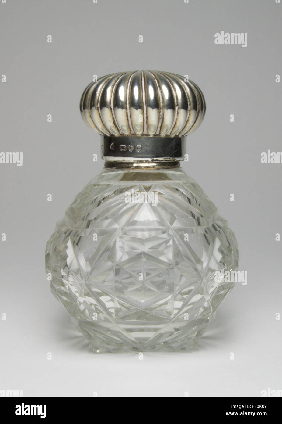 Bellissimo ed antico 1892 argento sormontato tagliare vetro bottiglia di profumo. La vite gadrooned top rivela una piccola sfaccettata e tappo in vetro. Th Foto Stock