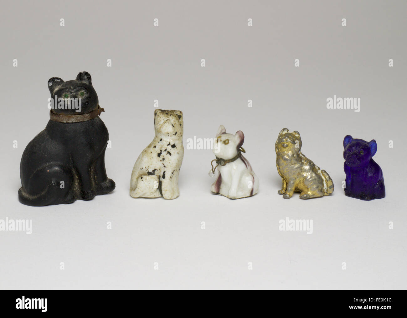 5 mobili di antiquariato e vintage cani e gatti. Da sinistra a destra i 5 sono costituiti da, vetro nero gatto con collare in metallo, porcellana cat, scorie Foto Stock