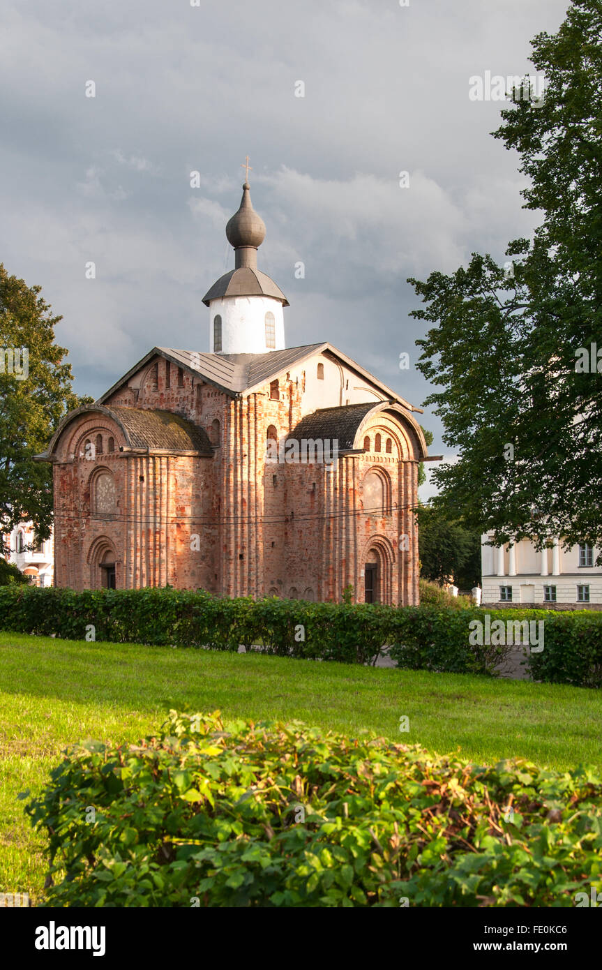 La Russia Velikiy Novgorod. Vecchia chiesa di mattoni Foto Stock