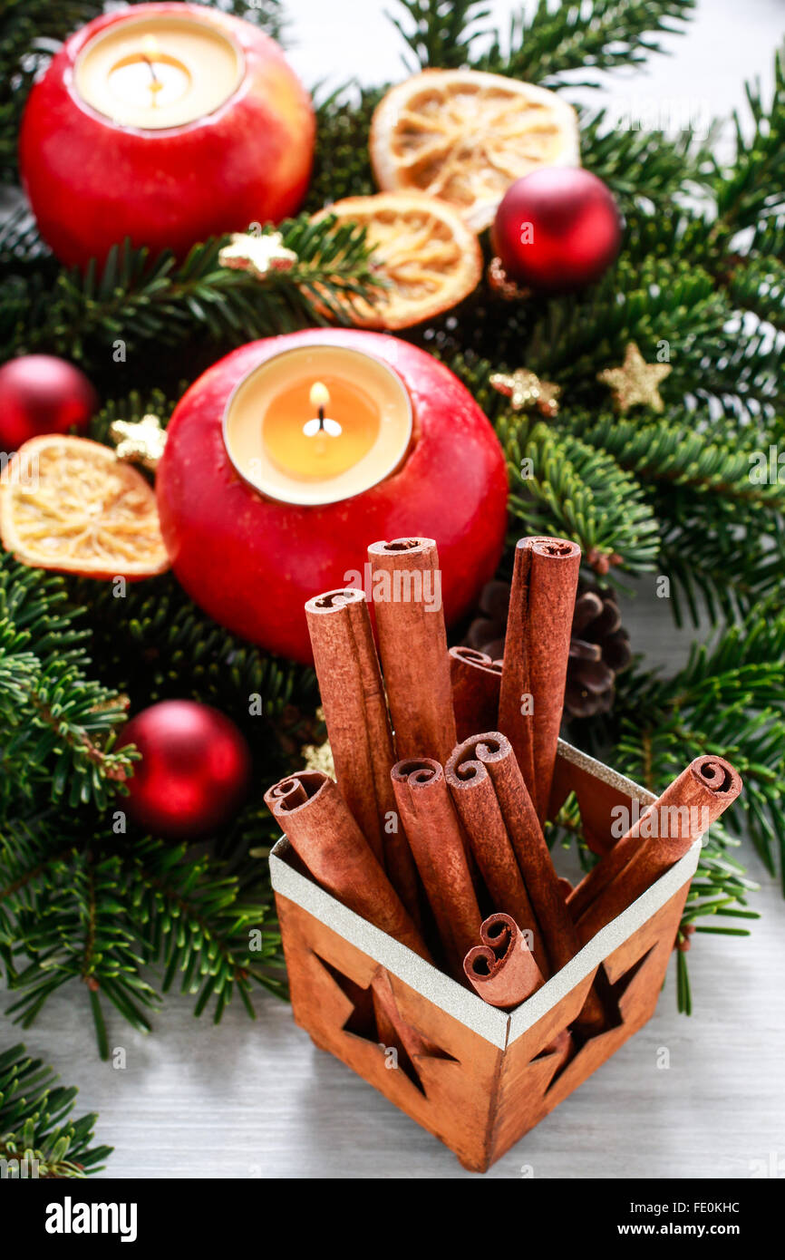 Tradizionali decorazioni di Natale - bastoncini di cannella, candela in apple, fir, sfere. Foto Stock